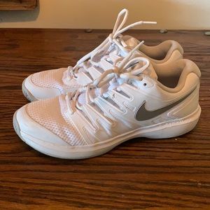Like new, only worn two or three times women’s Nike Zoom Size 9 1/2 shoes